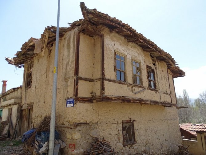 Hisarcık’ta Yıkılmak Üzere Olan Tarihi Binalar Tehlike Oluşturuyor