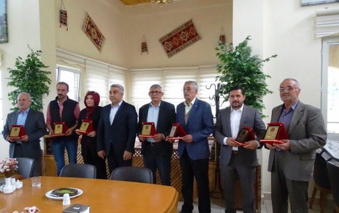 Başkan Çalışkan’dan Belediye Meclis Üyelerine Plaket