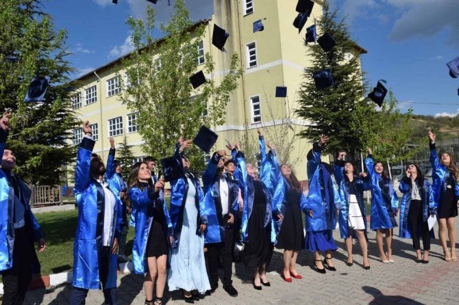 Dpü Pazarlar Meslek Yüksekokulu’nda Mezuniyet Coşkusu