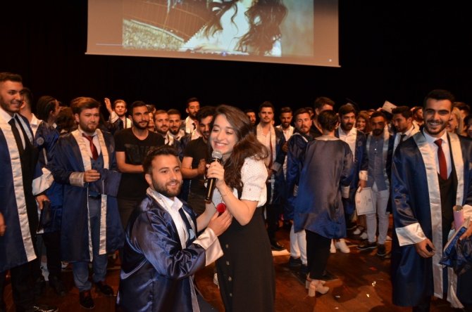 Mezuniyet Töreninde Evlilik Heyecanı