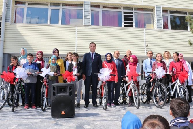 Başarılı Öğrenciler Ödüllendirildi