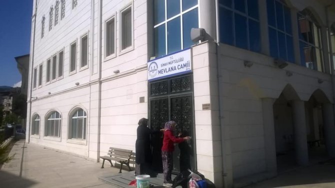 Simav’daki Camilerde Ramazan Temizliği