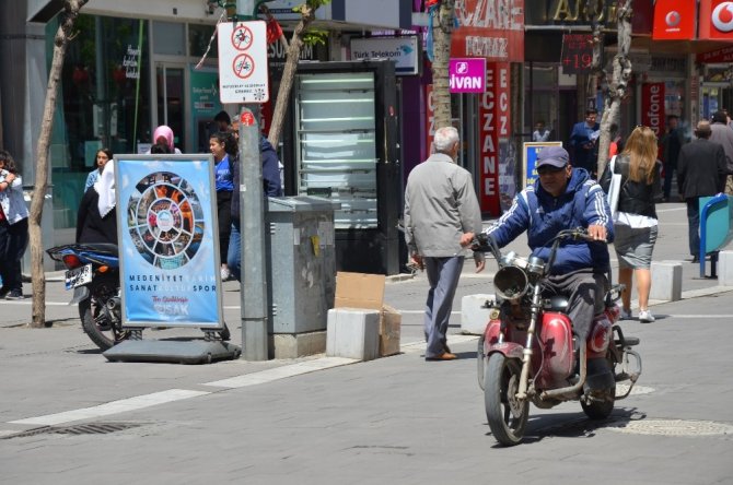 Uşak’ta Trafiğe Kapalı Caddede Motor Sürücüleri Cirit Atıyor