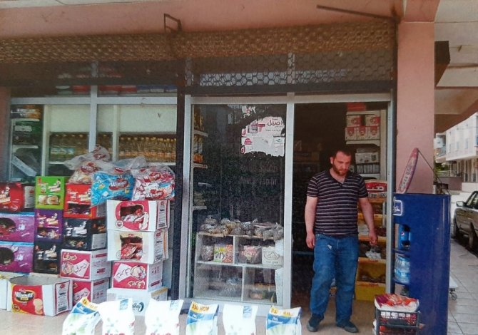 İzmir’de Ruhsatsız Çalışan Suriyelilerin Dükkanları Kapatıldı
