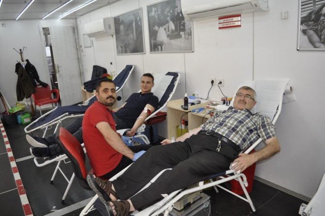 Şuhutlu Vatandaşlardan Kan Bağışı Kampanyasına Yoğun İlgi