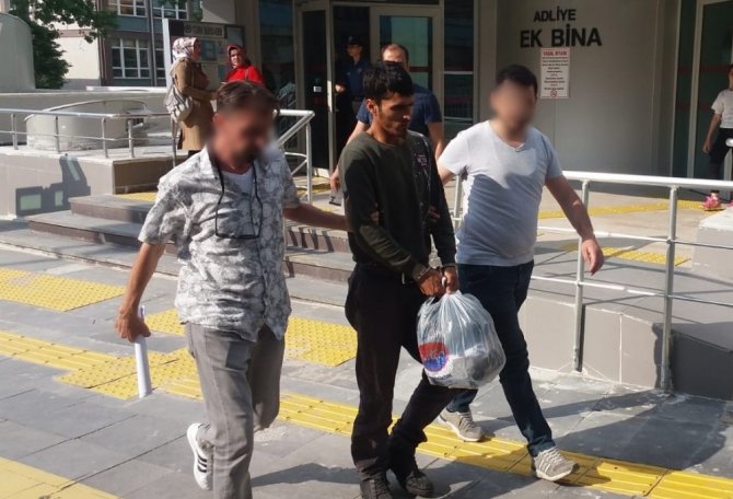 Uyuşturucu Sattıkları Öne Sürülen Biri Yabancı Uyruklu İki Zanlı Tutuklandı