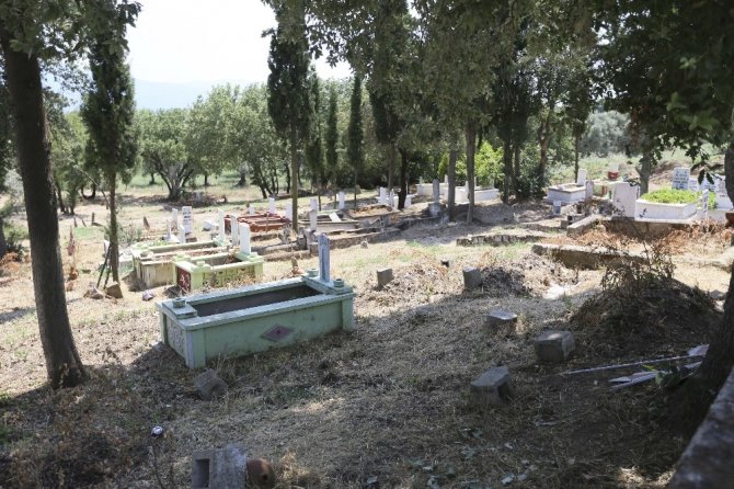 Efeler Belediyesi Zarar Gören Mezarlığı Onarıyor
