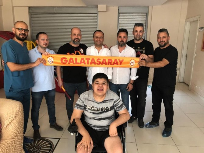 Galatasaraylı Taraftarlar, Beşiktaşlı Özel Çocuğu Sevindirdi