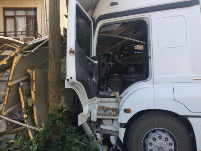 Servis Otobüsü İle Hafriyat Kamyonu Çarpıştı, Kamyon Kahvehaneye Daldı: 2’si Ağır 13 Yaralı