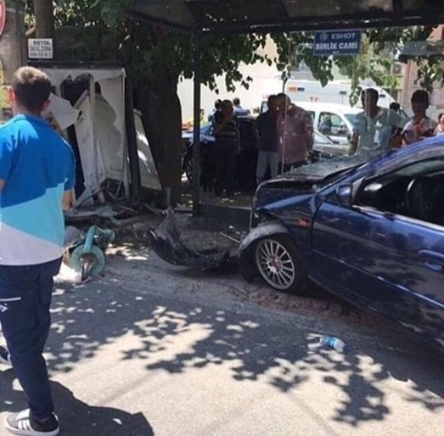 İzmir’de Otomobil, Otobüs Durağına Daldı: 2 Yaralı