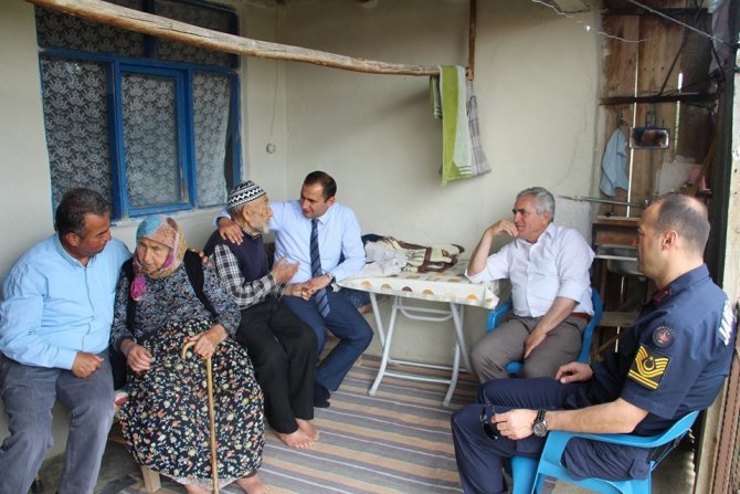 Kaymakam Abbasoğlu Ve Başkan Akağaç’tan Yaşlılara Ziyaret