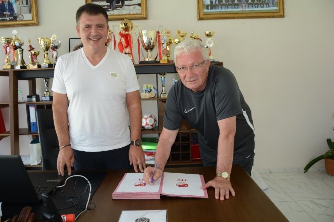 İsmail Ertekin, Manisa Futbol Kulübüyle 1 Yıllık Anlaşmaya İmza Attı