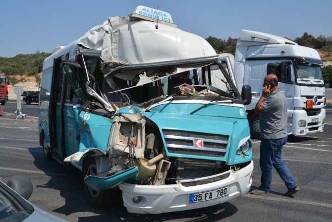 Yolcu Minibüsü Hafriyat Kamyonuna Çarptı: 11 Yaralı