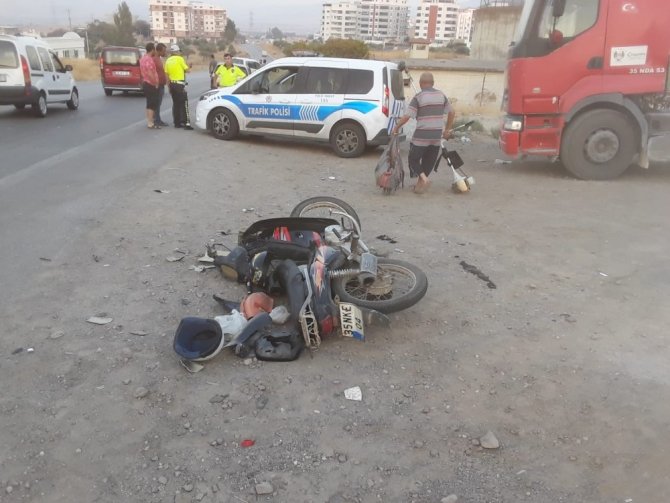 İzmir’de Kamyonet İle Motosiklet Çarpıştı: 1 Yaralı
