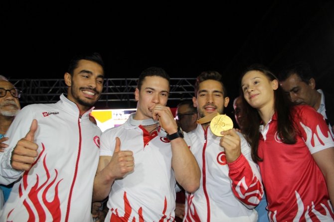Dünya Şampiyonu Cimnastikçi İbrahim Çolak, İzmir’de Coşkuyla Karşılandı
