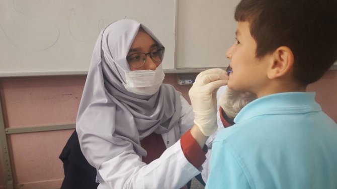 Hisarcık’ta 599 Öğrencinin Dişlerine Flor Vernik Uygulaması
