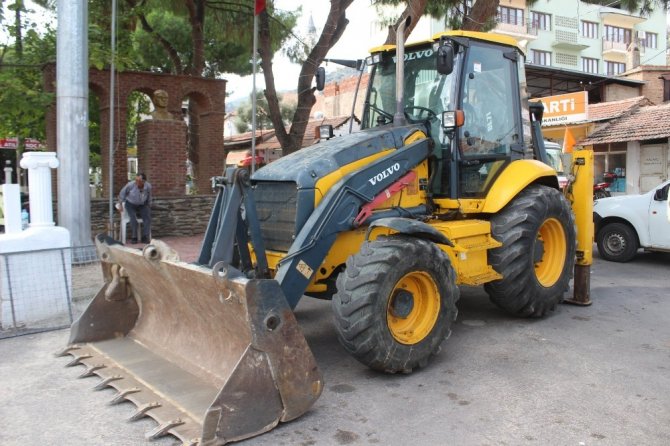 Karpuzlu Belediyesi 3 Yıl Sonra Kayıp Kepçesine Kavuştu