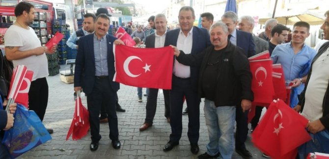 Semt Pazarı Türk Bayraklarıyla Süslendi