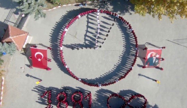 Öğrenciler Koreografi İle Atatürk’ü Andı