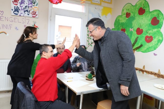 Başkan Öküzcüoğlu’ndan Alaşehir’in Özel Öğrencilerine Destek