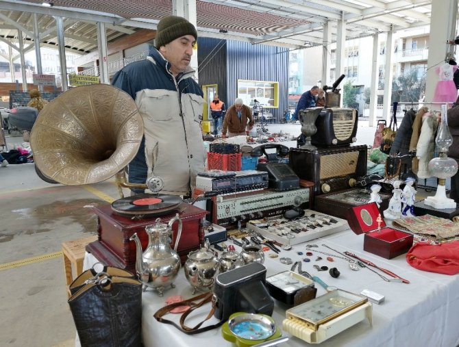 Salihli’deki İkinci El Eşya Pazarına Büyük İlgi