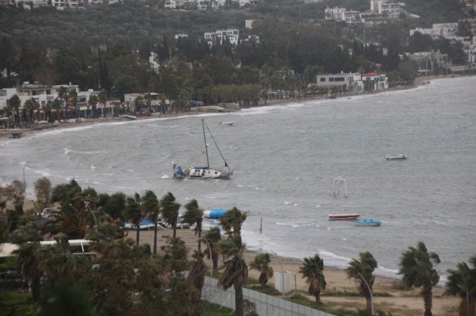 Fırtına Tekneyi Karaya Sürükledi