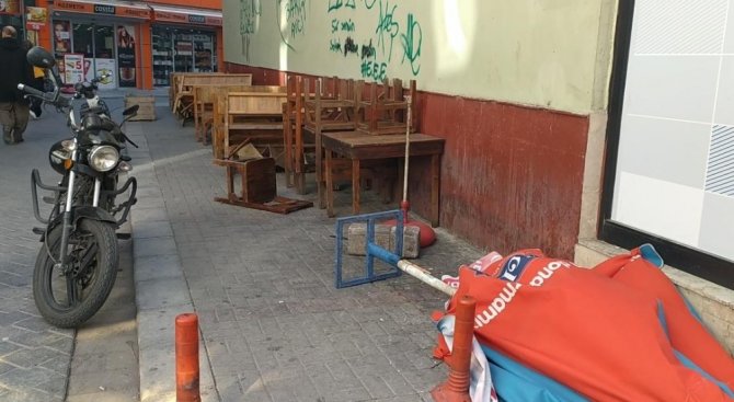 Şiddetli Rüzgarın Uçurduğu Çatı Araçların Üzerine Devrildi