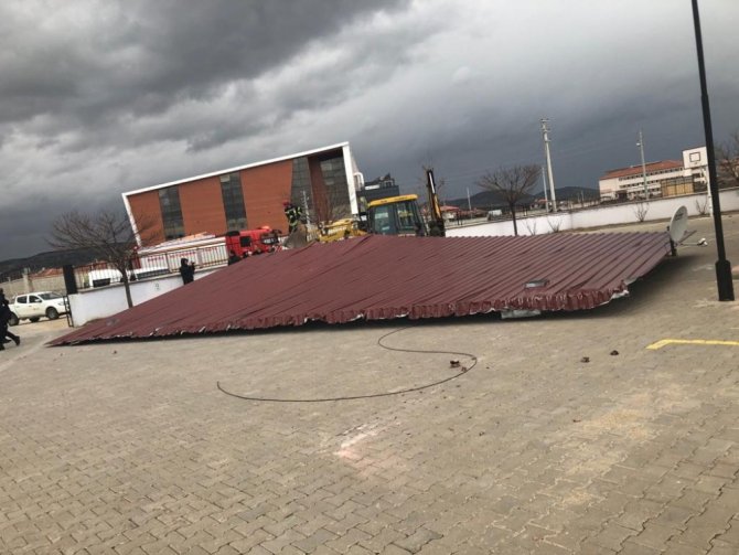 Okul Kantinin Uçan Çatısı Öğrenciyi Yaraladı