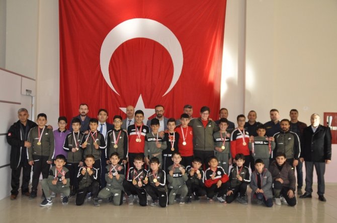 Şuhut Belediye Hisarspor Güreş Takımı Madalyaya Doymuyor