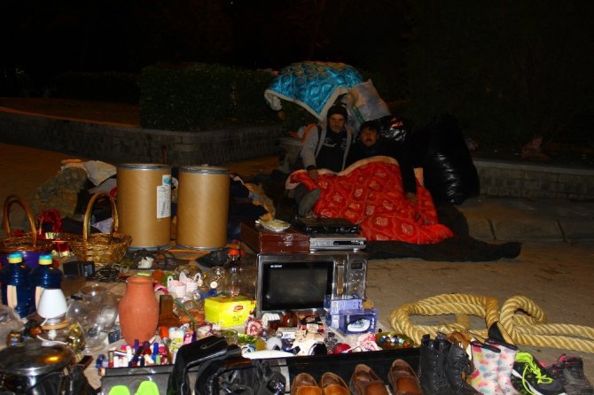 Çaresizlikten Değil, Ekmek Parası İçin Geceyi Sokakta Geçiriyorlar