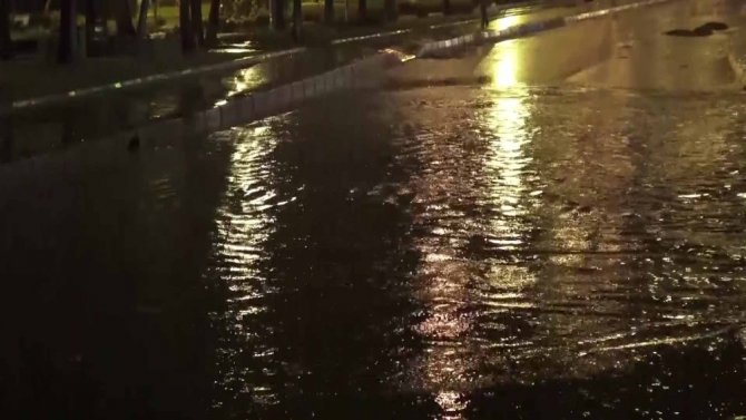 Kuşadası’nda Sağanak Yağmur Etkili Oldu