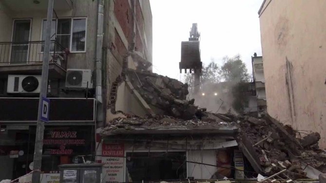 Kuşadası’nda Kepçe Bitişikteki Evin Salonunun Duvarını Yıktı