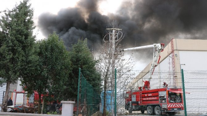 Plastik Fabrikasında Çıkan Yangın Kontrol Altına Alındı