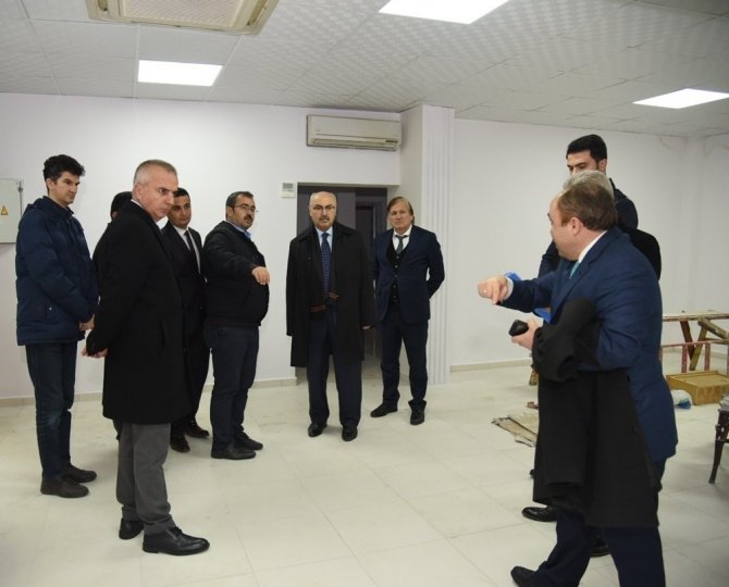 Vali Köşger, Efeler Millet Kıraathanesi’ni İnceledi