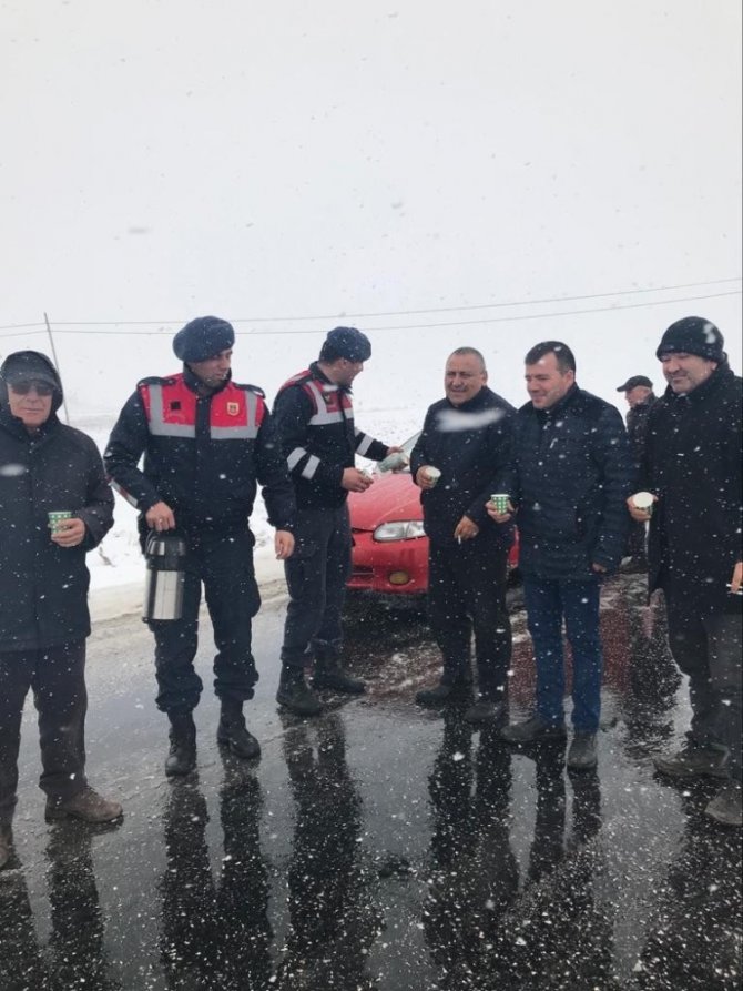 Jandarmadan Karda Yolda Mahsur Kalan Araç Sürücülerine Sıcak Çay İkramı
