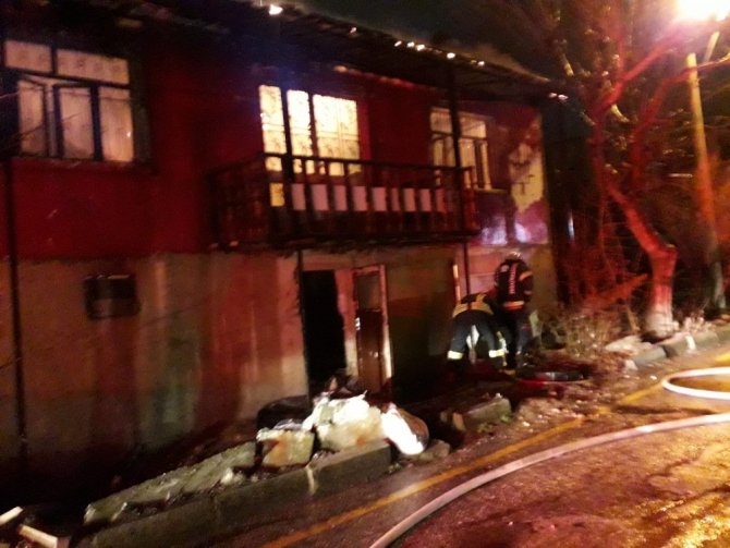 2 Katlı Metruk Bina Alevlere Teslim Oldu