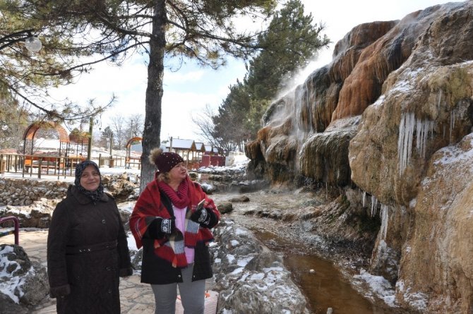 Soğuk Havalar Termal Şelaleyi Dondurdu