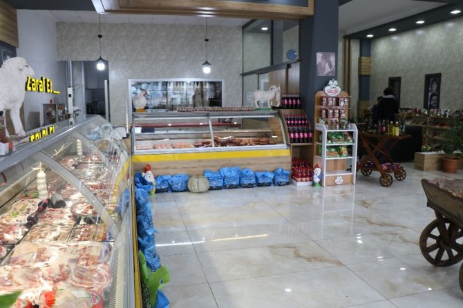 Kasap Dükkanından Önce Et, Sonra Kitap Alıyorlar