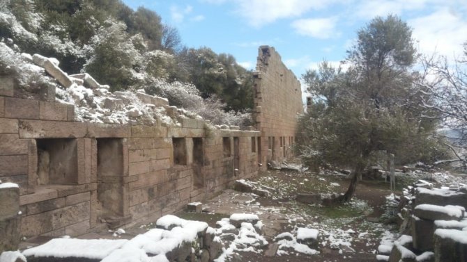 2 Bin 800 Yıllık Aigai Antik Kenti Beyaza Büründü