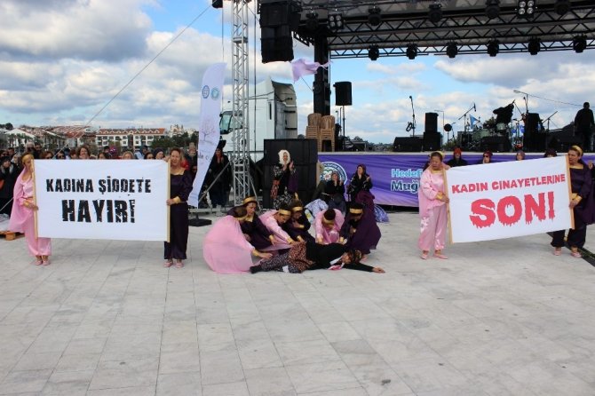 Festivalde Kadına Şiddeti Dikkat Çektiler