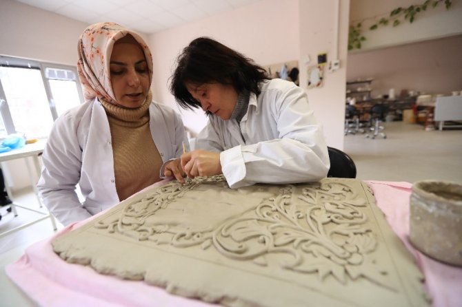 Yetenekli Eller Çamura Hayat Veriyor