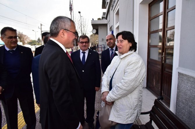 Tren Garında Valiyi Karşılarında Gören Vatandaşlar Şaşırdı