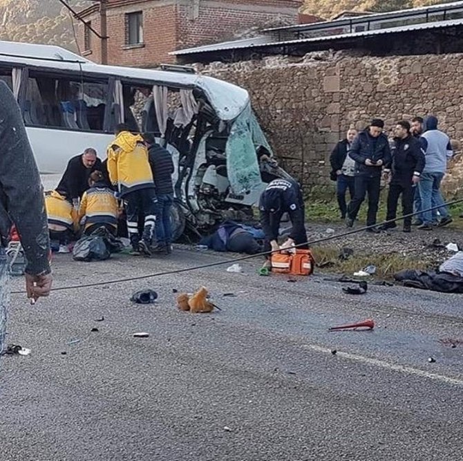 İzmir’de İşçi Servisi İle Kamyon Çarpıştı: 4 Ölü, 8 Yaralı