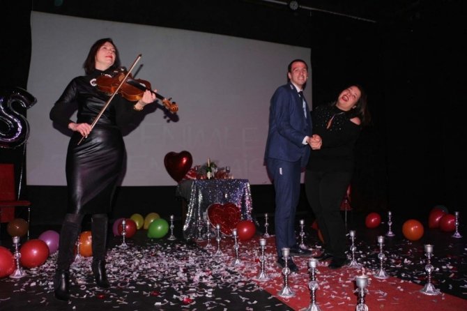 Kuşadası’nda Tiyatro Sahnesinde Evlilik Teklifi