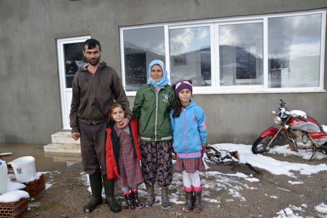 Elektrik Ve Suyu Olmayan Evde Yaşam Mücadelesi