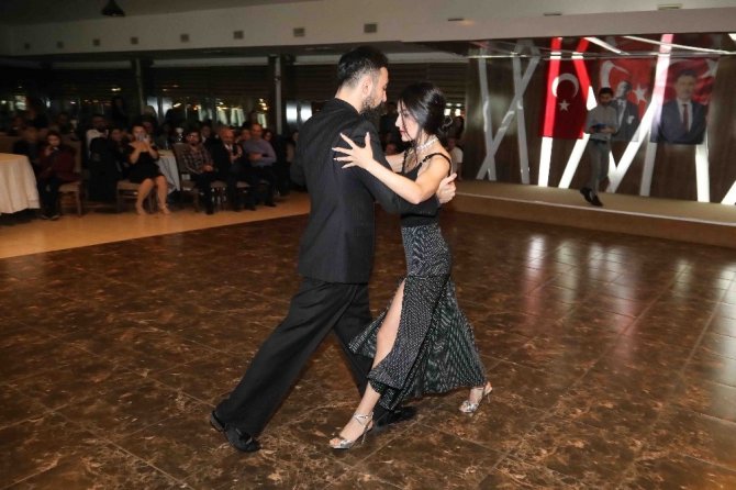 Bayraklı’da ’Sevgililer Günü’ Kutlaması