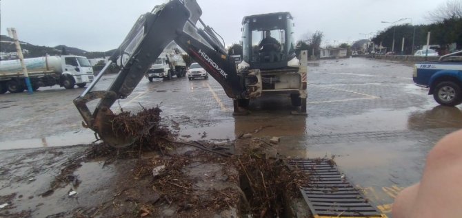 Bodrum Belediyesi Ekipleri, Tıkanan Dere Yatağına Müdahale Etti