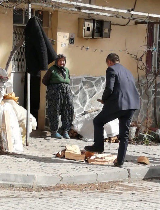 Yaşlı Teyzeye Yardım Eden Memurdan Örnek Davranış