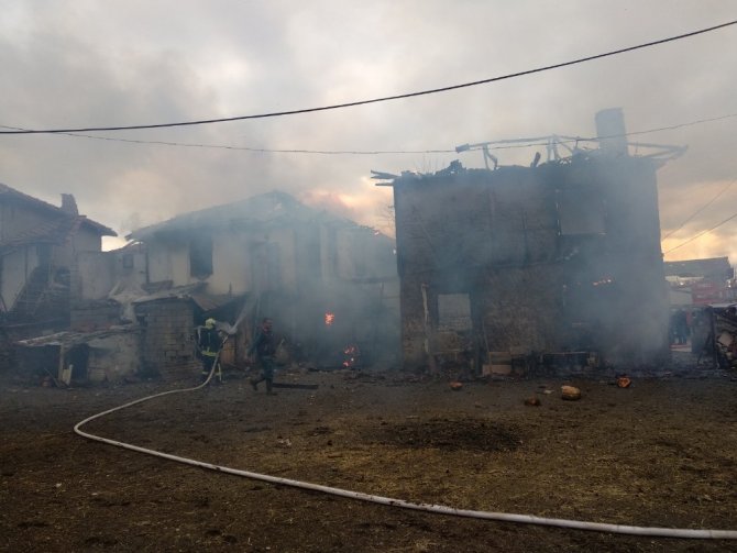 Denizli’de İki Katlı Ahşap Ev Alev Alev Yandı