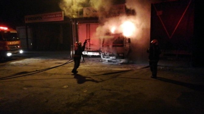 Park Halindeki Kamyonet Alev Alev Yandı